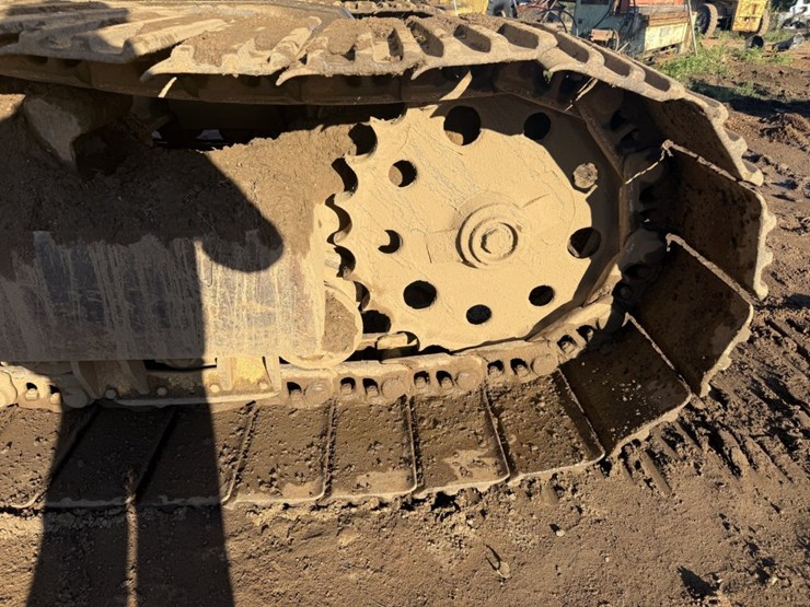 caterpillar-235-image-44