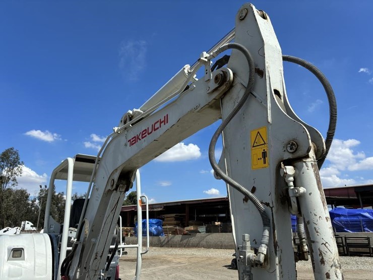 2019-takeuchi-tb240-image-10