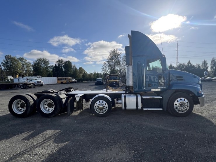 2013-mack-cxu-tri-axle-truck-tractor-image-3