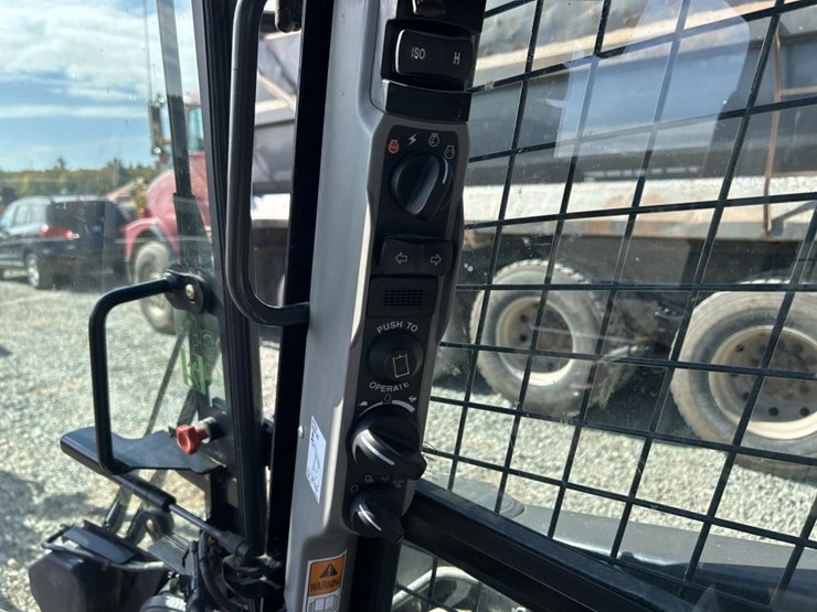 2022-new-holland-l320-image-44