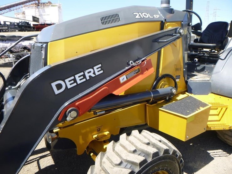 2021-deere-210l-image-16
