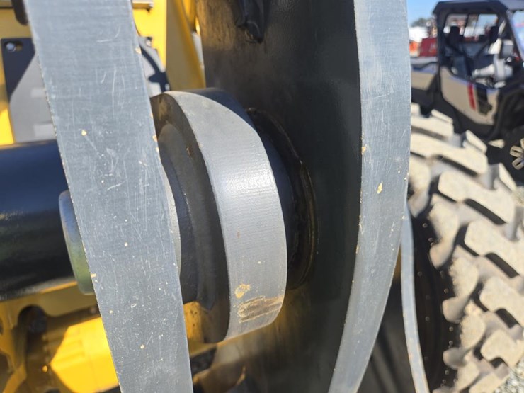2019-deere-344l-image-15