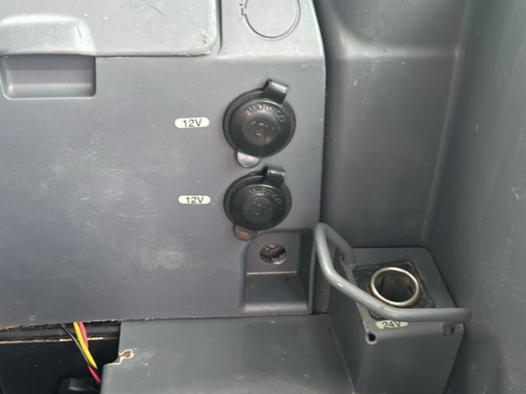 2021-komatsu-pc228-image-39