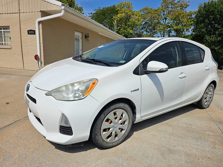 #16993-•-2012-toyota-prius-c-passenger-car-image-3