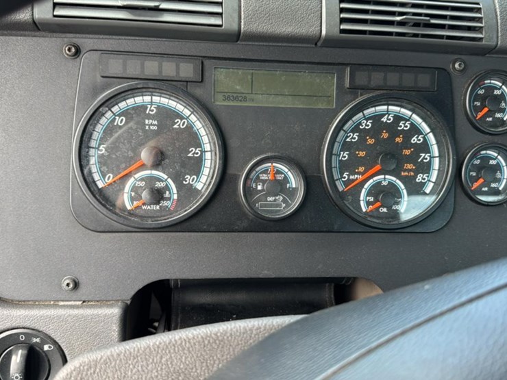#1959-•-2015-freightliner-day-cab-semi-truck-image-51