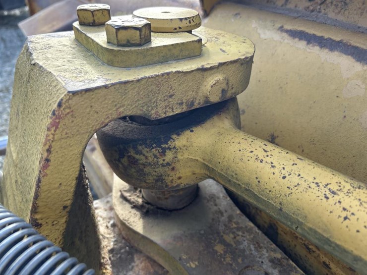 caterpillar-d4h-image-16