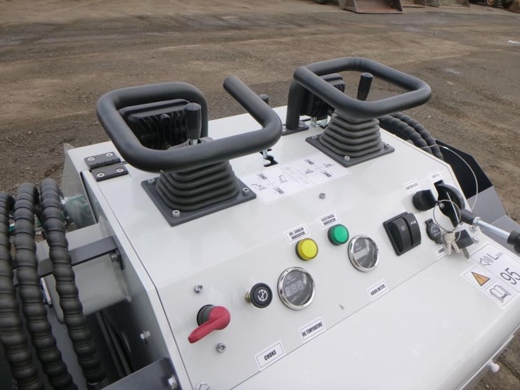 bttl-stm25-6-skid-steer-track-loader-image-14