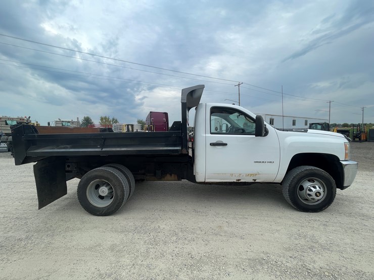 #1009-•-2014-chevy-3500hd-4x4-dually-truck-(has-wi-title)-image-4