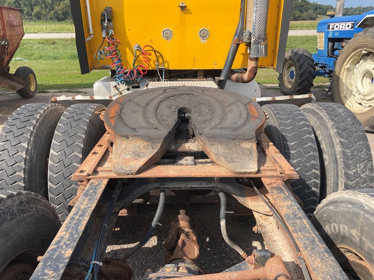 #1003-•-1997-international-semi-tractor-(has-wi-title)-image-8