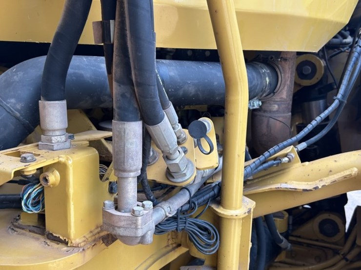 caterpillar-745-image-35