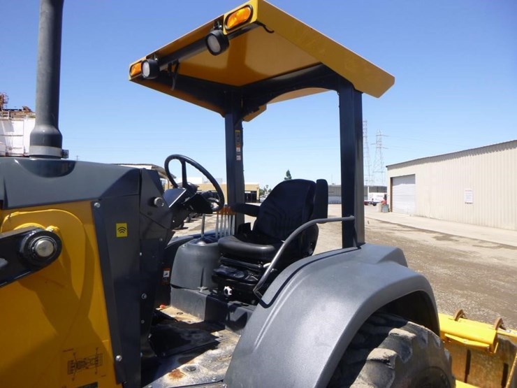 2021-deere-210l-image-25