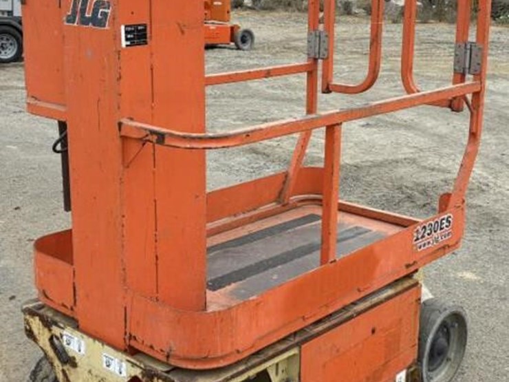2010-jlg-1230es-image-1