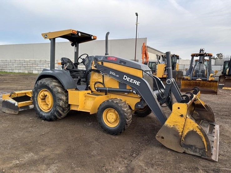 2019-deere-210l-image-2