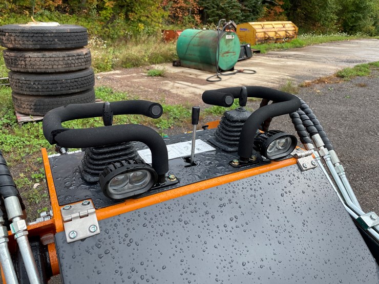 #8157-•-land-hero-mini-skid-steer-loader-image-13