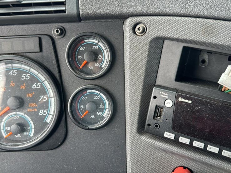 #1959-•-2015-freightliner-day-cab-semi-truck-image-58