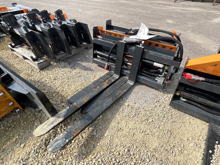 #3052-•-wolverine-adjustable-skid-steer-pallet-forks-image-1