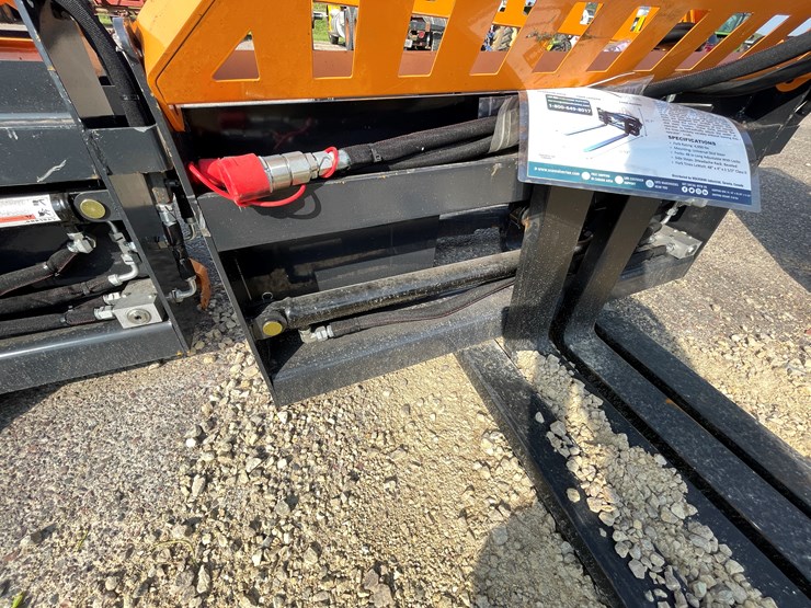 #3050-•-wolverine-adjustable-skid-steer-pallet-forks-image-5