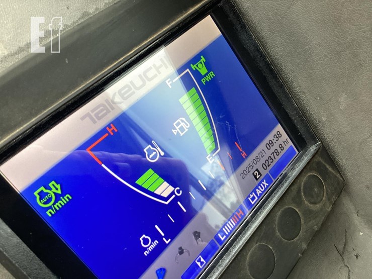 2018-takeuchi-tb240-image-16