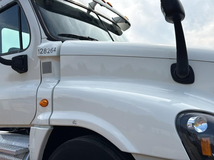 #1959-•-2015-freightliner-day-cab-semi-truck-image-46