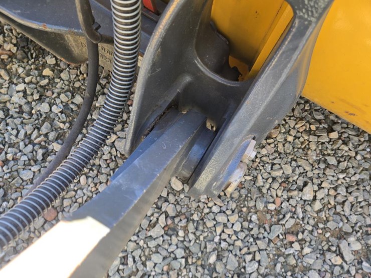 2019-deere-344l-image-12