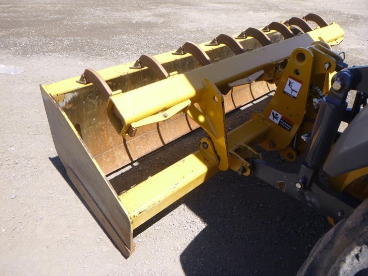 2021-deere-210l-image-18