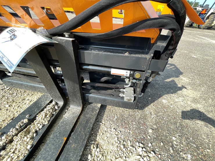 #3050-•-wolverine-adjustable-skid-steer-pallet-forks-image-6