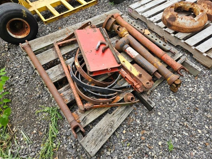 #2052-•-pallet-of-pto's-&-hitch-parts-image-5