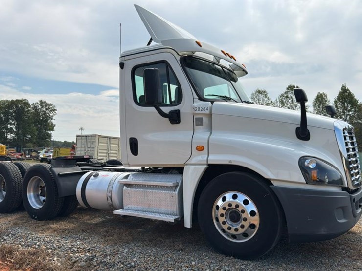 #1959-•-2015-freightliner-day-cab-semi-truck-image-7