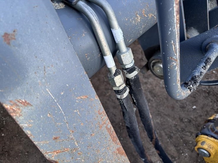 2019-deere-210l-image-13