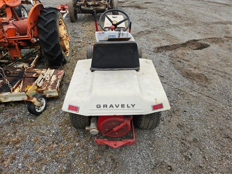 #2036-•-gravely-810-garden-tractor-image-4