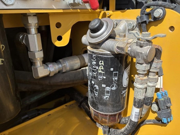 2017-deere-750k-image-52