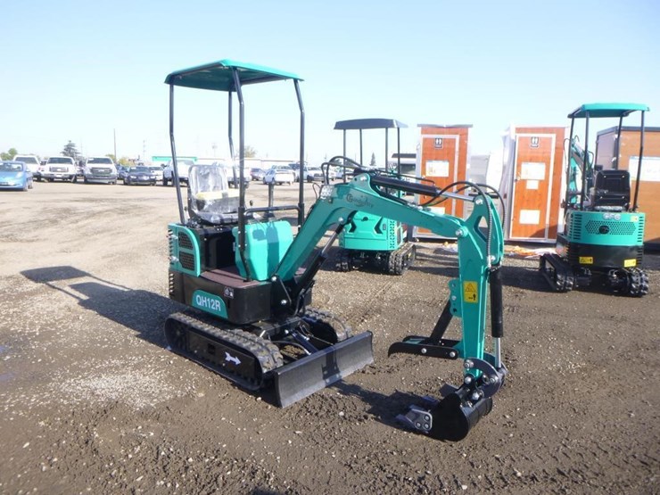 2025-agt-qh12r-hydraulic-excavator-image-2