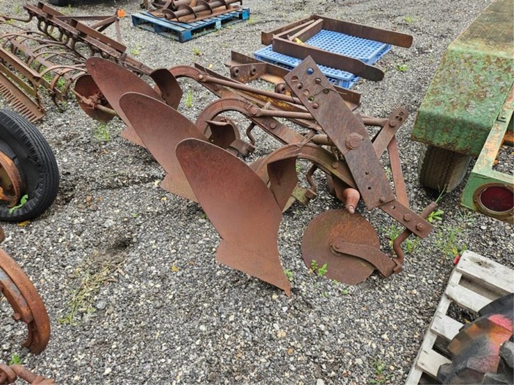 #2067-•-massey-ferguson-3b-3pt-plow-image-6