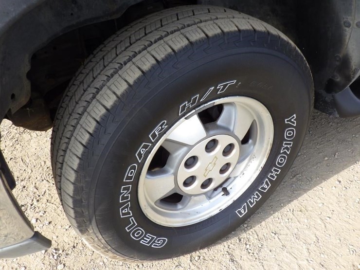 2002-chevrolet-suburban-image-13