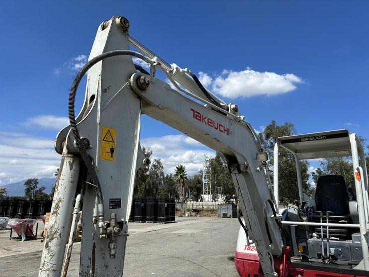 2019-takeuchi-tb240-image-9