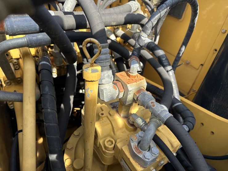 2011-caterpillar-320d-image-58