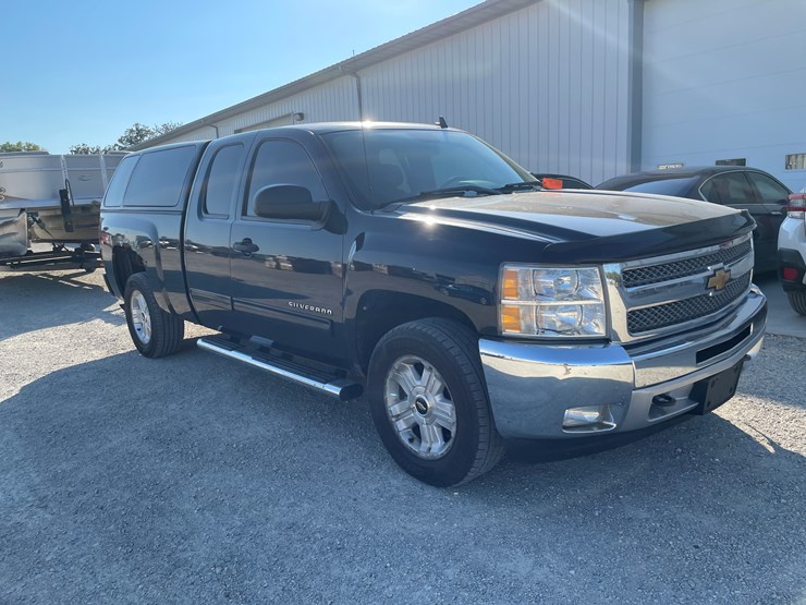 #1012-•-2012-chevy-silverado-1500-extended-cab-pickup-truck-image-4