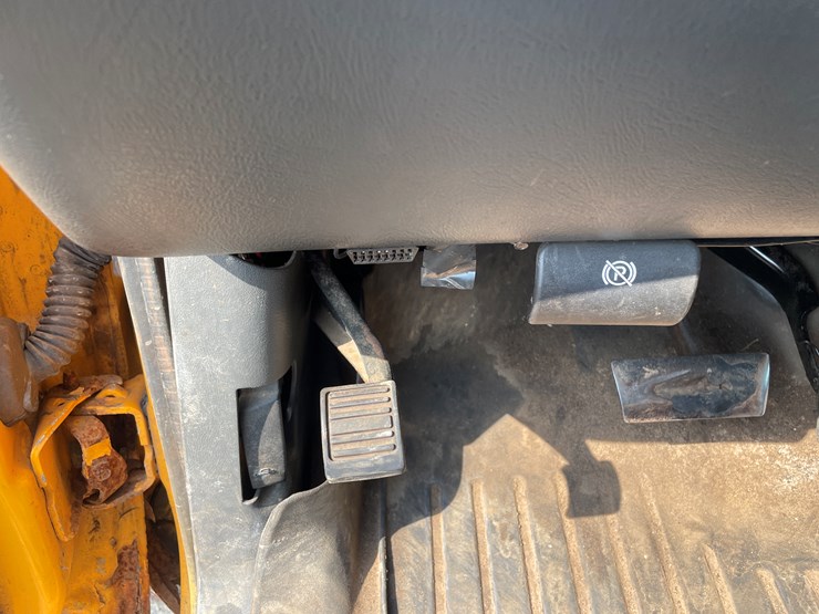 #1007-•-2004-chevy-2500-hd-(has-wi-title)-image-41