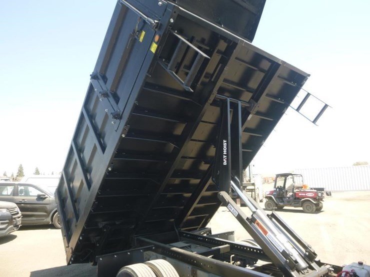2012-isuzu-npr-image-10