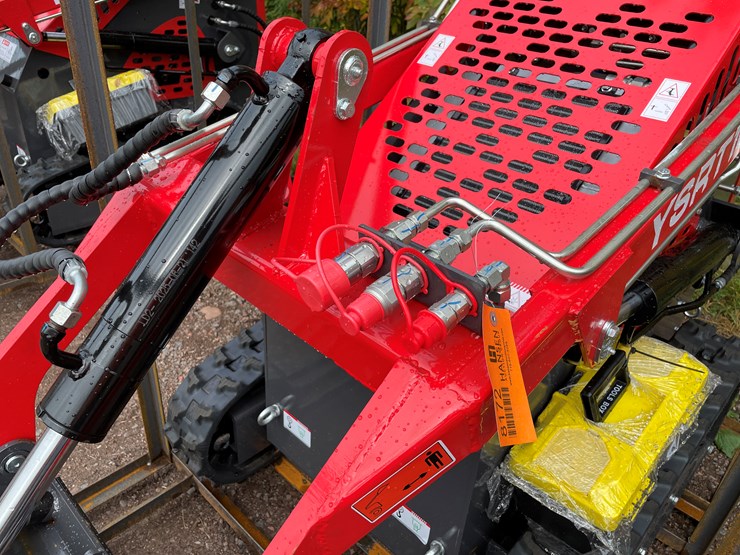 #8172-•-agt-compact-track-loader-image-10