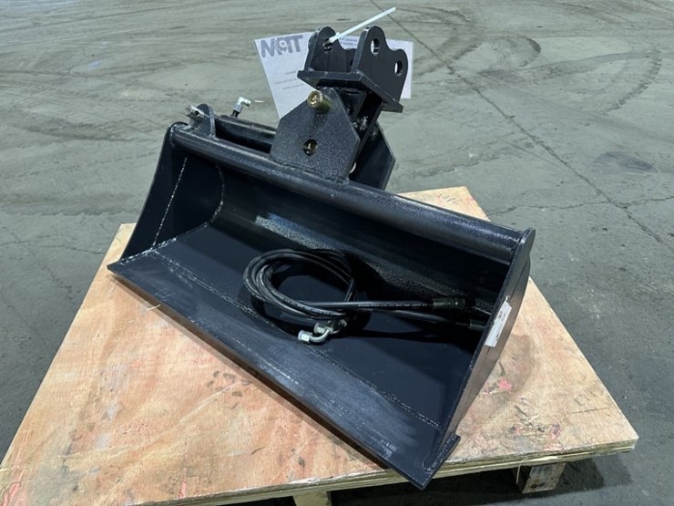 2025-tpm-32"-articulating-muck-bucket-image-1