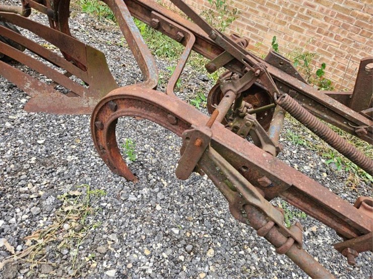 #2068-•-allis-chalmers-2b-pull-plow-image-12