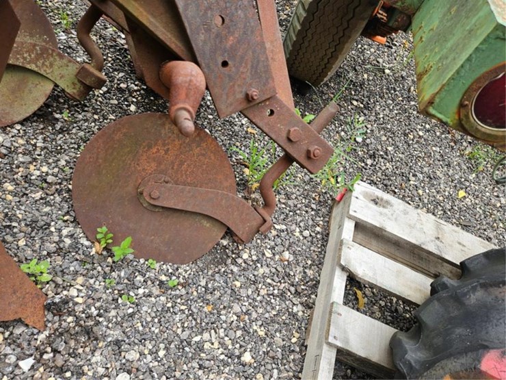#2067-•-massey-ferguson-3b-3pt-plow-image-14