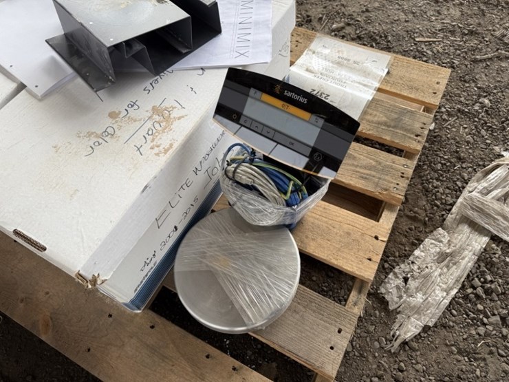 fillon-paint-mixing-shelf-image-11