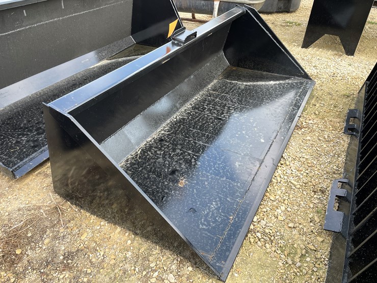 #3008-•-skid-steer-6'-6"-dirt-bucket-image-2