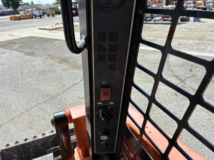 2019-gehl-r105-image-18