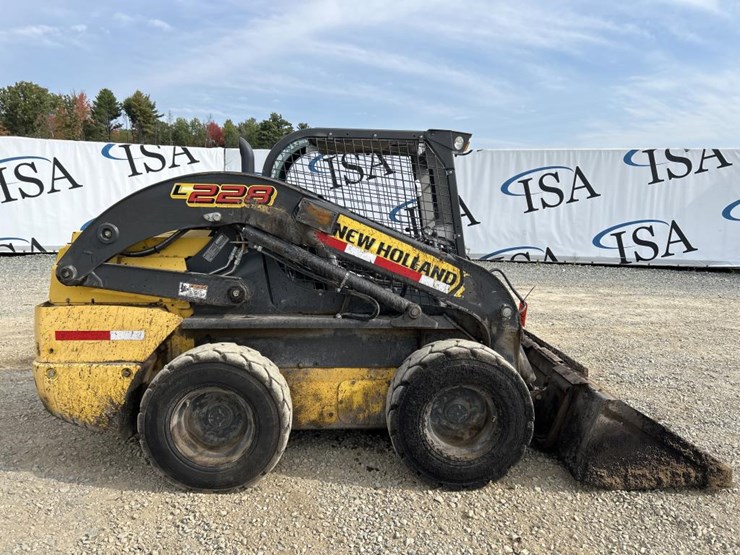 2020-new-holland-l228-image-6