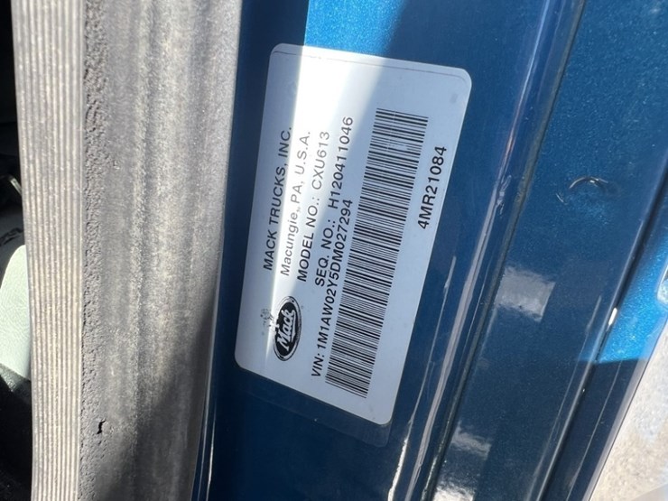 2013-mack-cxu-tri-axle-truck-tractor-image-28