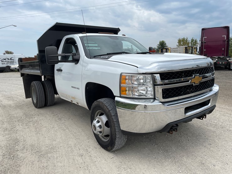 #1009-•-2014-chevy-3500hd-4x4-dually-truck-(has-wi-title)-image-3