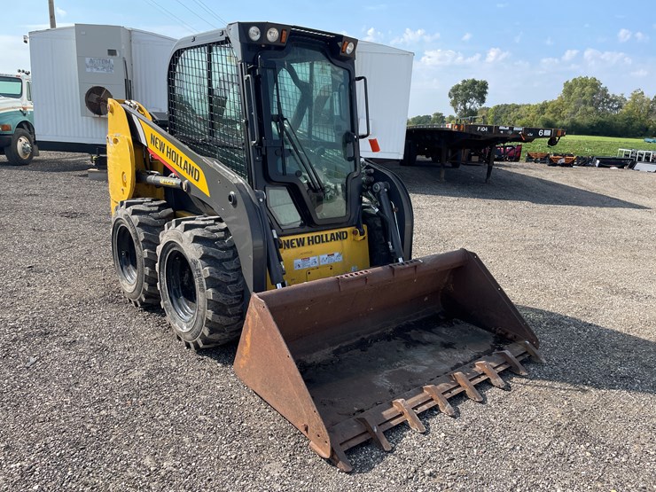 2019-new-holland-l216-image-3
